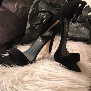 Plant-form suede black heels!!